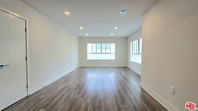 Building Photo - 5030 Rosewood Ave
