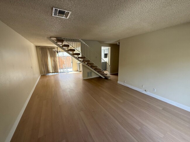 Foto del edificio - Bright and Airy 2 Story 2 BR/1.5BA townhom...