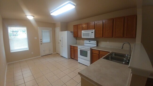 Building Photo - Bulverde Creek beauty ready for move-in!
