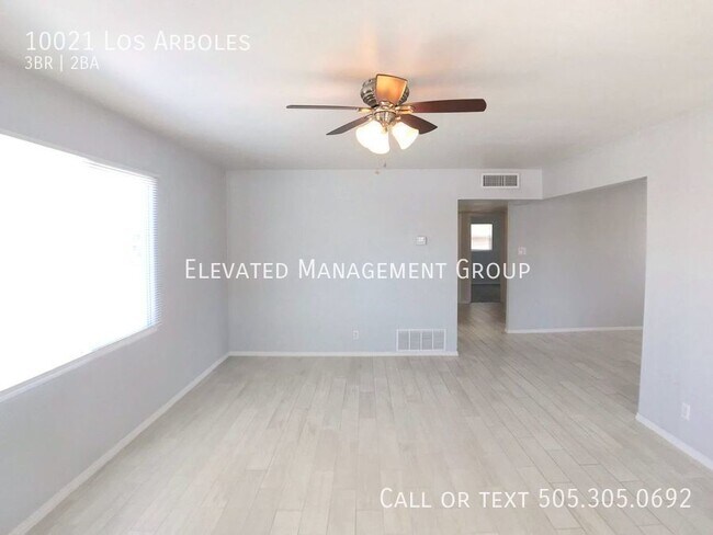 Building Photo - Amazing 3 bedroom in NE! Open floor plan w...
