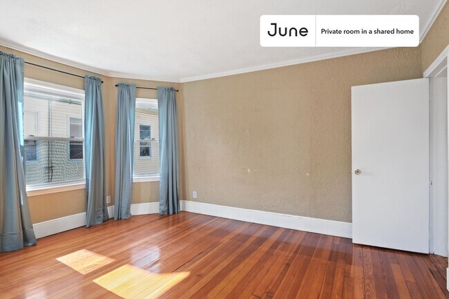 Building Photo - Room in Shared 6 bed/2 bath home in Allston