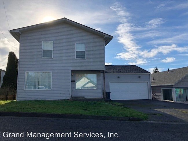 Building Photo - 741 E 10th St