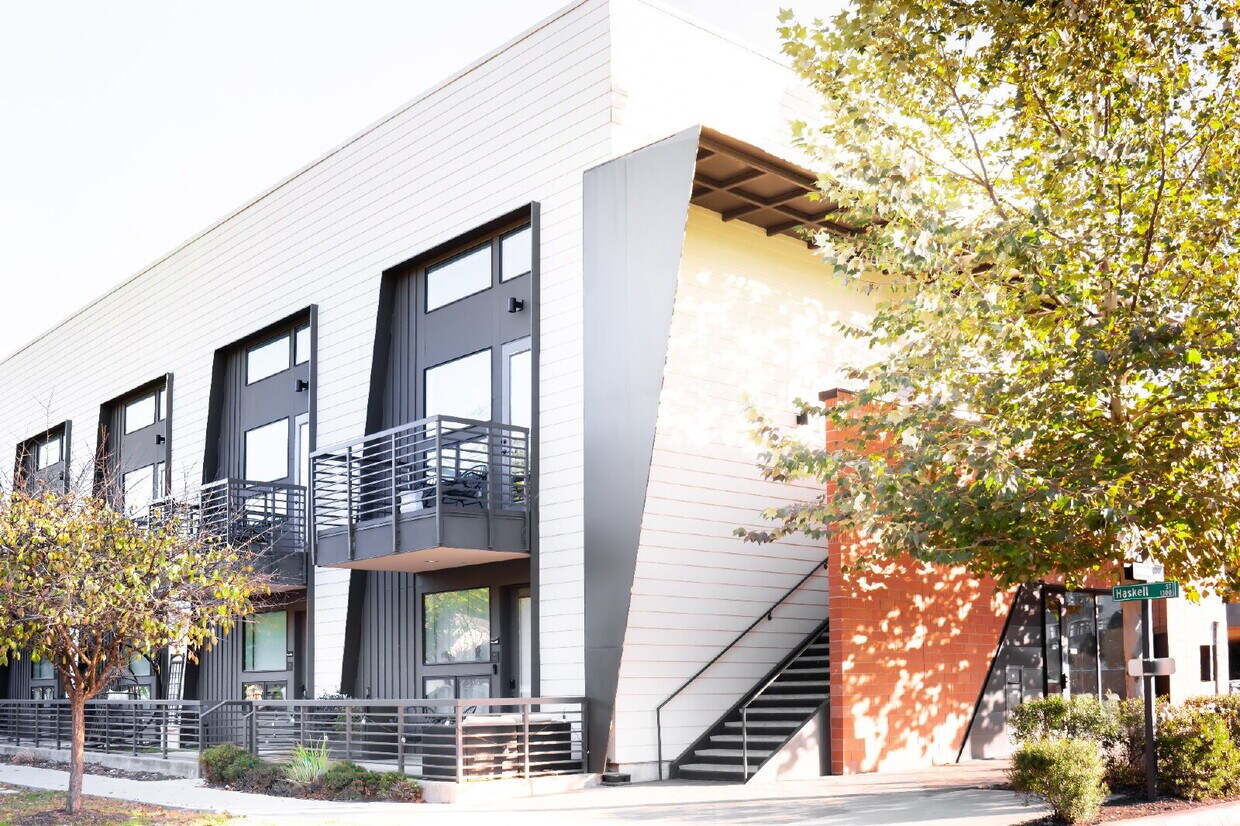 Foto principal - Stylish Furnished Loft Steps from Downtown