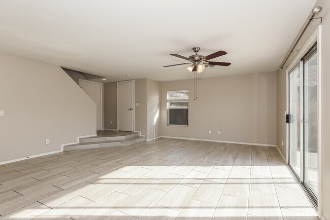 Foto del edificio - 12221 W Larkspur Rd