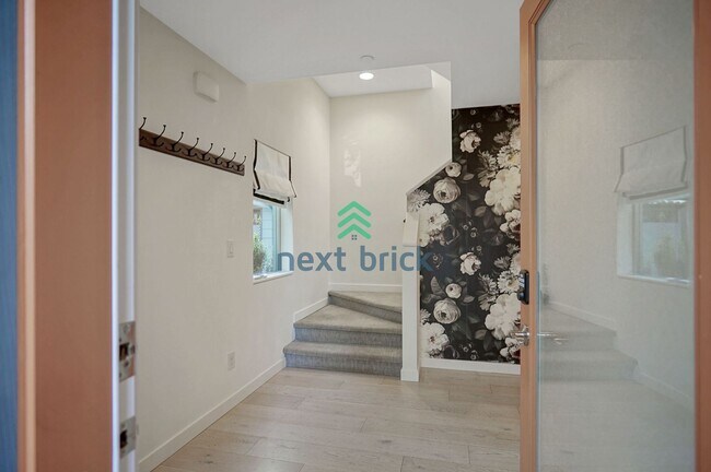 Foto del edificio - 3 BED & 3 BATH TOWNHOUSE FOR RENT