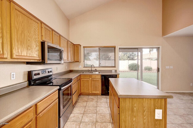 Building Photo - 886 W Bruce Ave