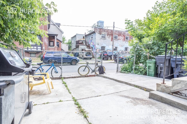 Photo du bâtiment - Two Bedroom Lower Level Apartment near UofT and Kensington