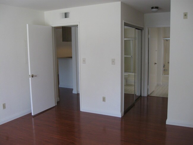 Building Photo - 1327 S Westgate Ave