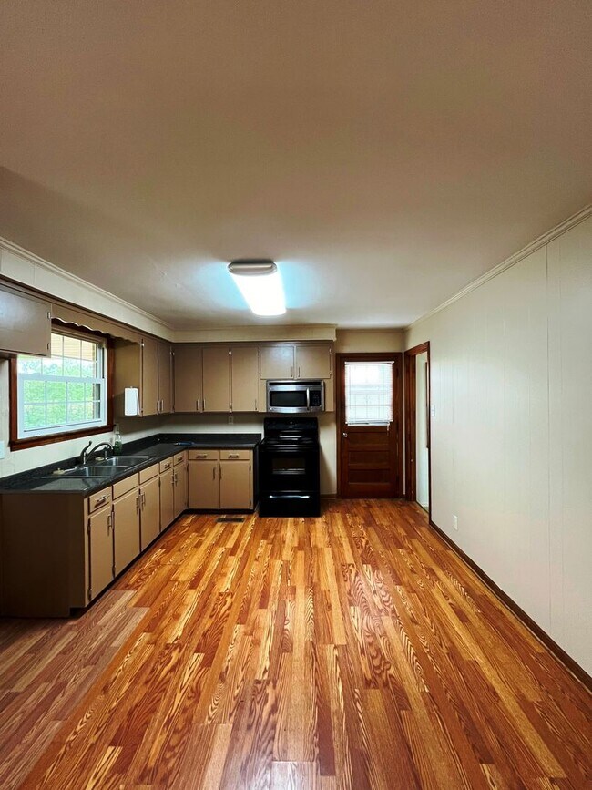 Building Photo - Great Home In the Country!