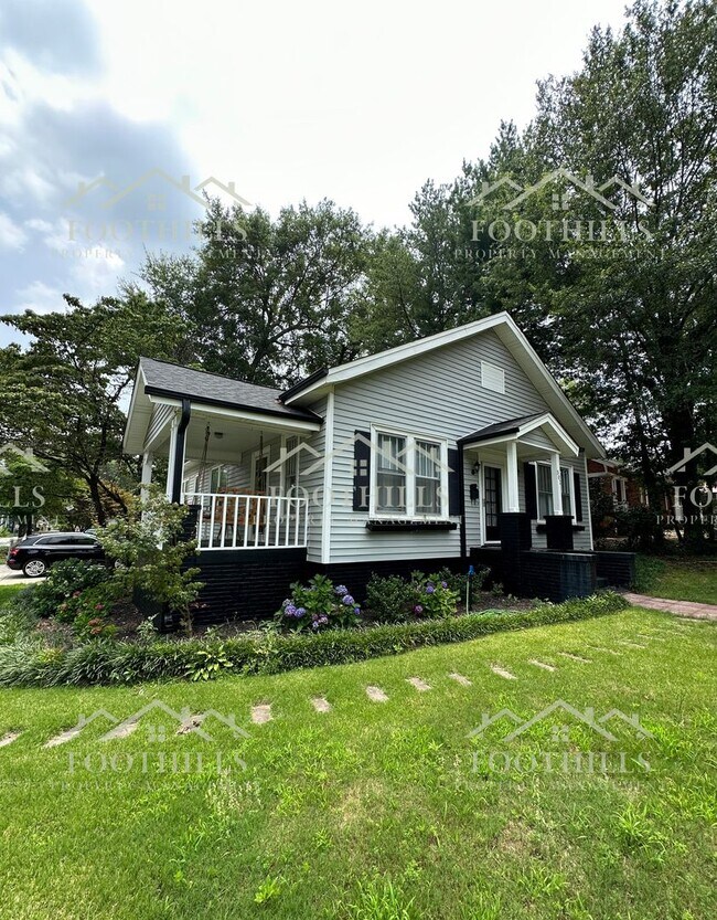Building Photo - Updated 3 Bedroom Home with Yard, Deck, an...
