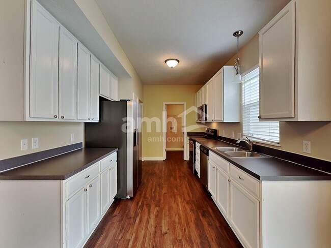 Foto del edificio - 7233 Hillmont Dr