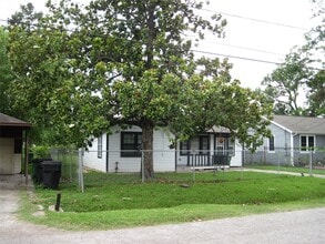 Building Photo - 7522 S Hall St