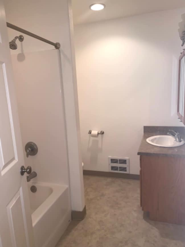 Building Photo - 2112/2114 Hamilton Duplex