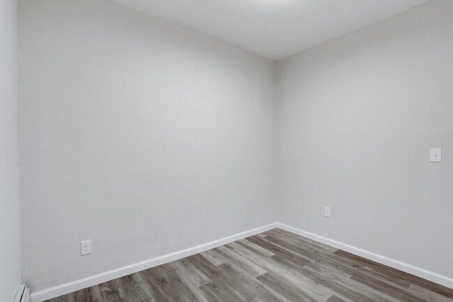 Foto del edificio - Queen room in 3-bed/1.0-bath Home