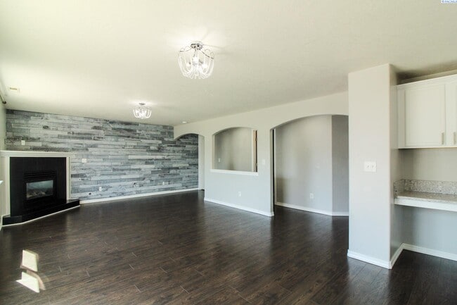 Foto del edificio - 4 bedroom, 2 1/2 bath home in Pasco