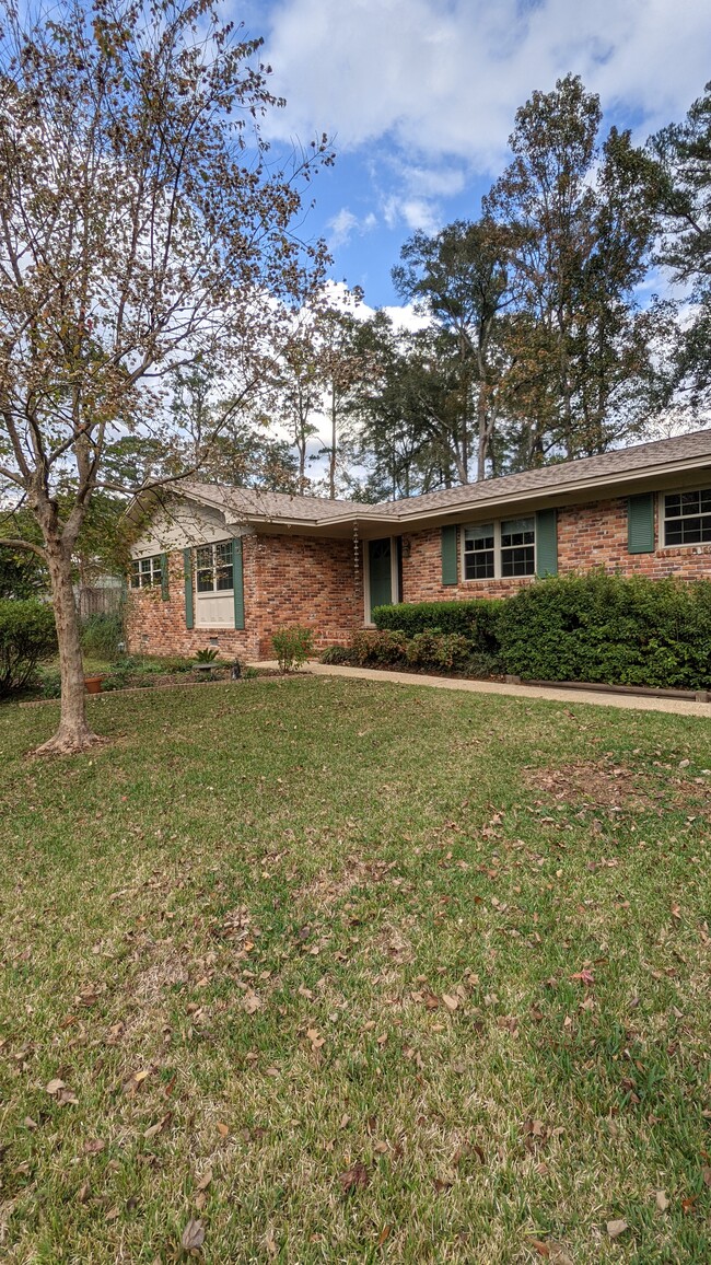 Building Photo - 3211 Brookforest Dr