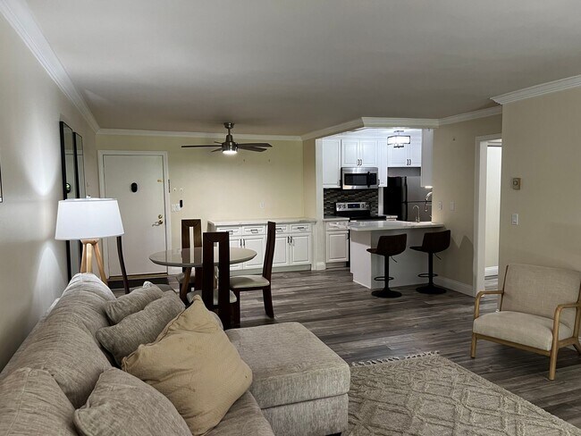 Foto del edificio - Two Bedroom One Bath Condo for Rent in Pla...