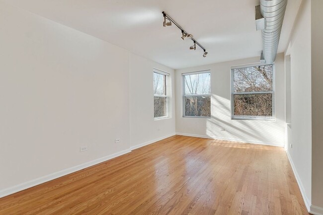 Building Photo - 2520 W Leland Ave