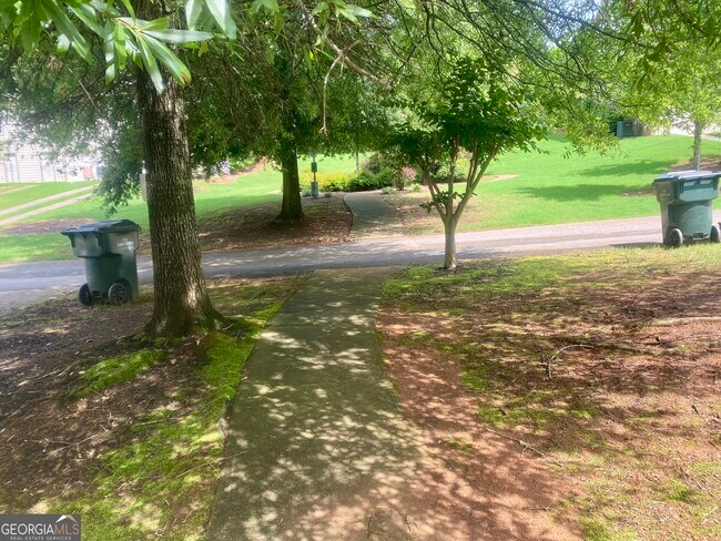 Foto del edificio - 417 Whitehall Rd