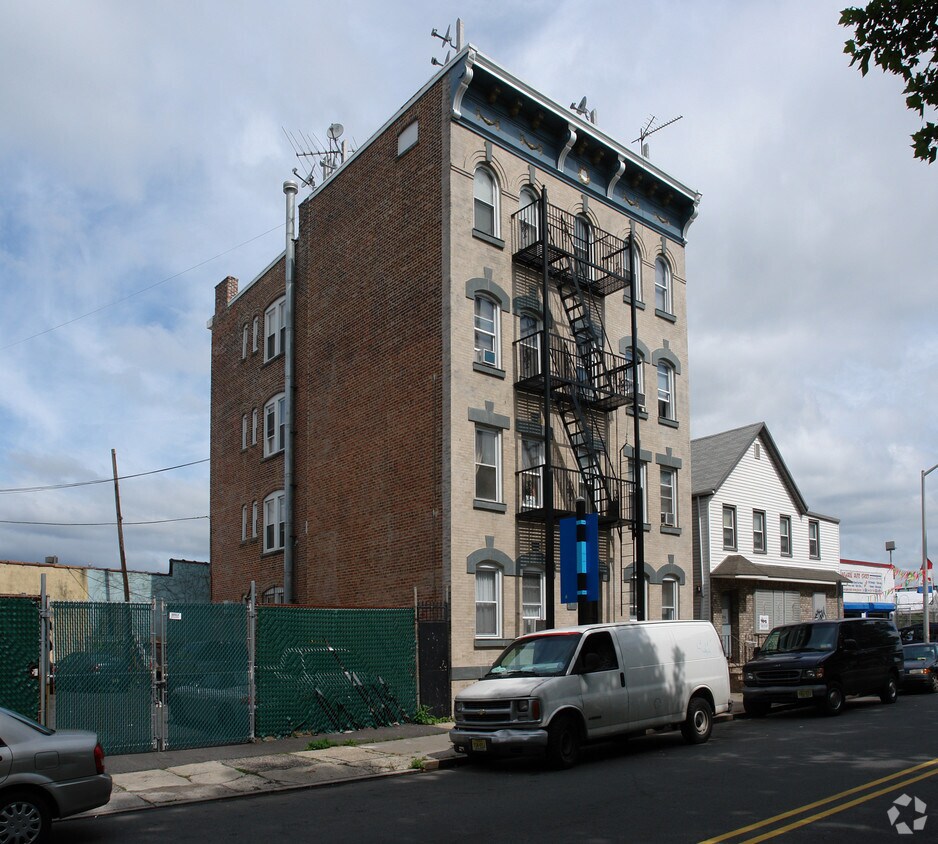 Building Photo - 11 Van Buren St