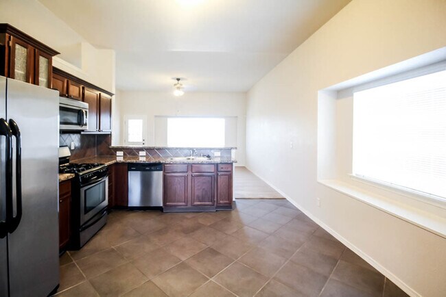 Building Photo - 813 Desert Bush Dr