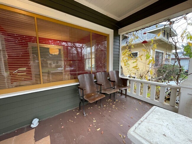 Foto del edificio - Character-Rich Home with Original Hardwood Floors & Stunning Backyard