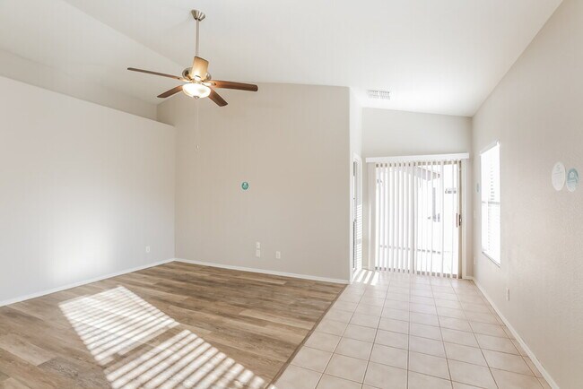 Foto del edificio - 6412 W Hilton Ave