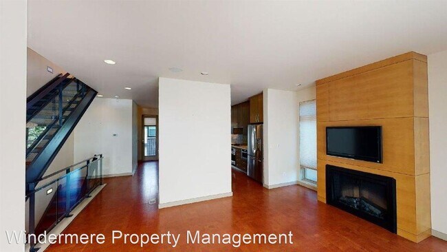 Building Photo - 3 br, 3.5 bath House - 215 W Sumach St