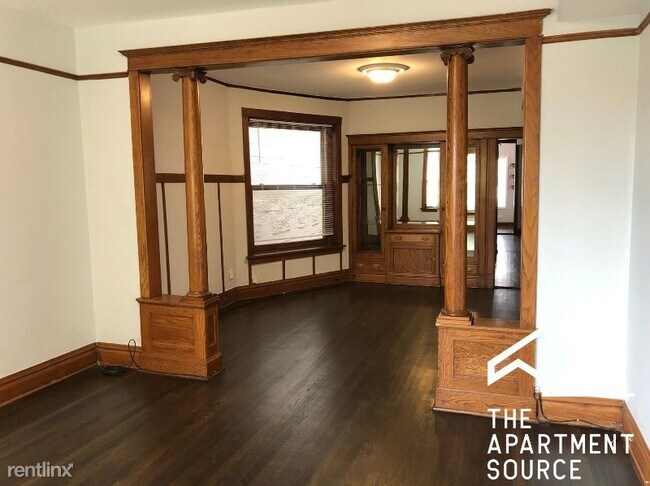 Building Photo - 3 br, 1 bath Apartment - 2022 W Roscoe St