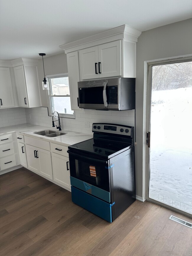 Building Photo - 892 King St