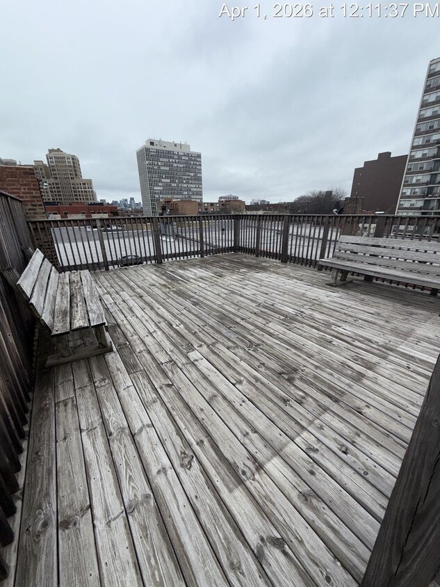 Stunning Top Floor 2 Bed, 2 Bath Condo Just Steps to the Lake - Stunning Top Floor 2 Bed, 2 Bath Condo Just Steps to the Lake