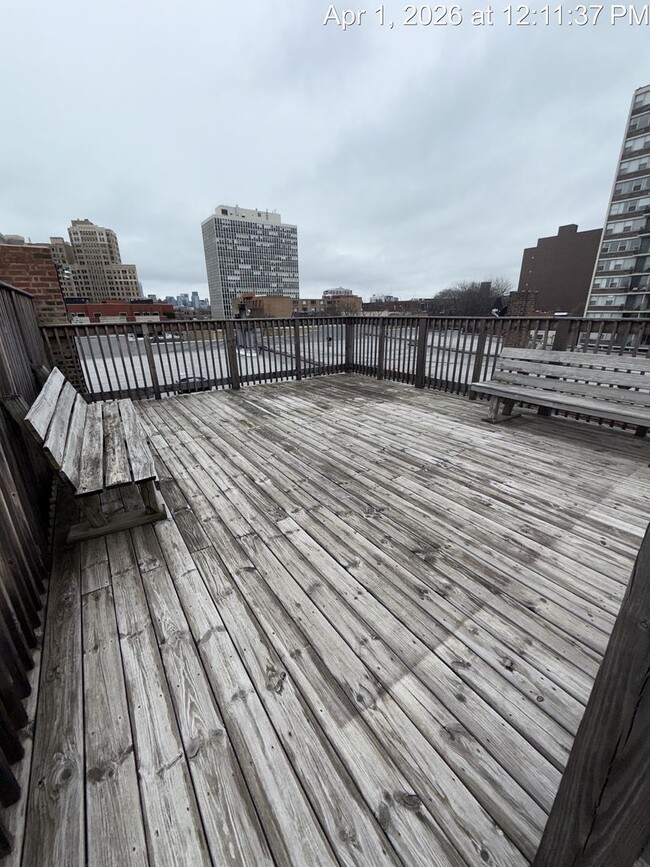 Stunning Top Floor 2 Bed, 2 Bath Condo Just Steps to the Lake - Stunning Top Floor 2 Bed, 2 Bath Condo Just Steps to the Lake