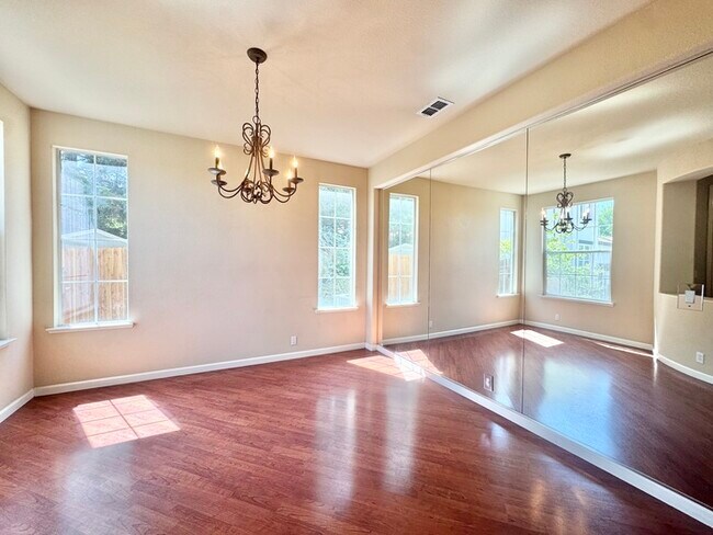 Foto del edificio - Beautiful large 4 bedroom home in rocklin!
