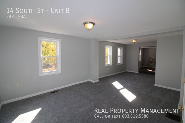 Building Photo - Large 3 Bed 2 Bath Tri Level Duplex Availa...