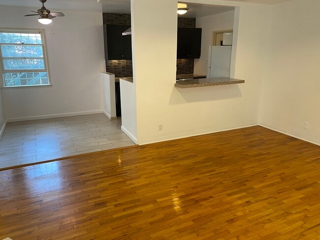 Building Photo - 3315 Caroline Ave