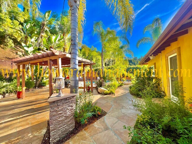 Building Photo - Prime Encino Hills home! Large backyard ha...