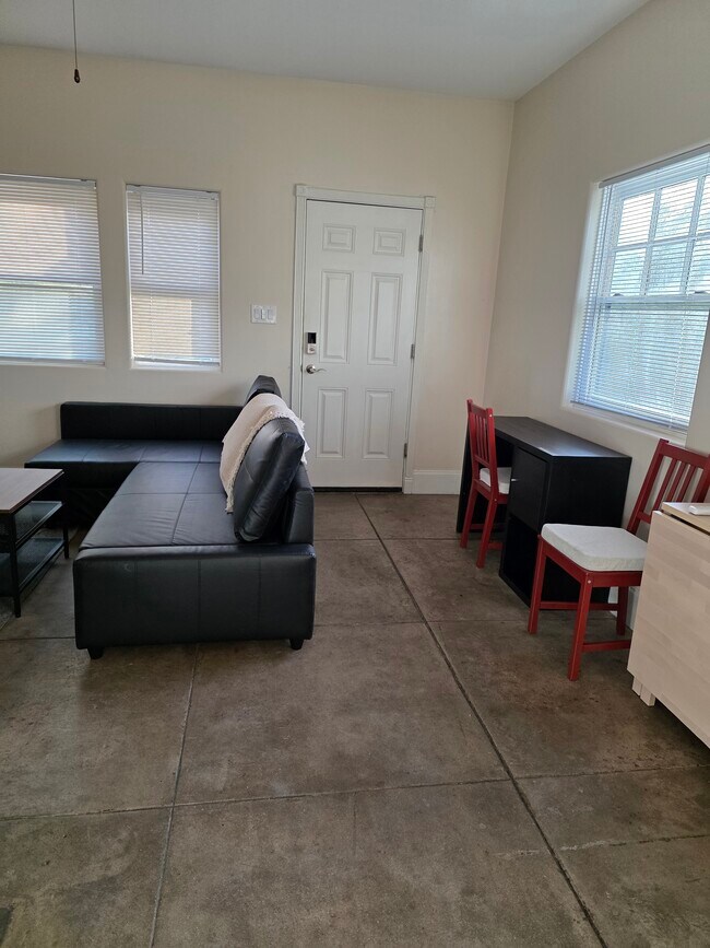 Sala de estar con sofá seccional extraíble - 1049 N Jacobus Ave