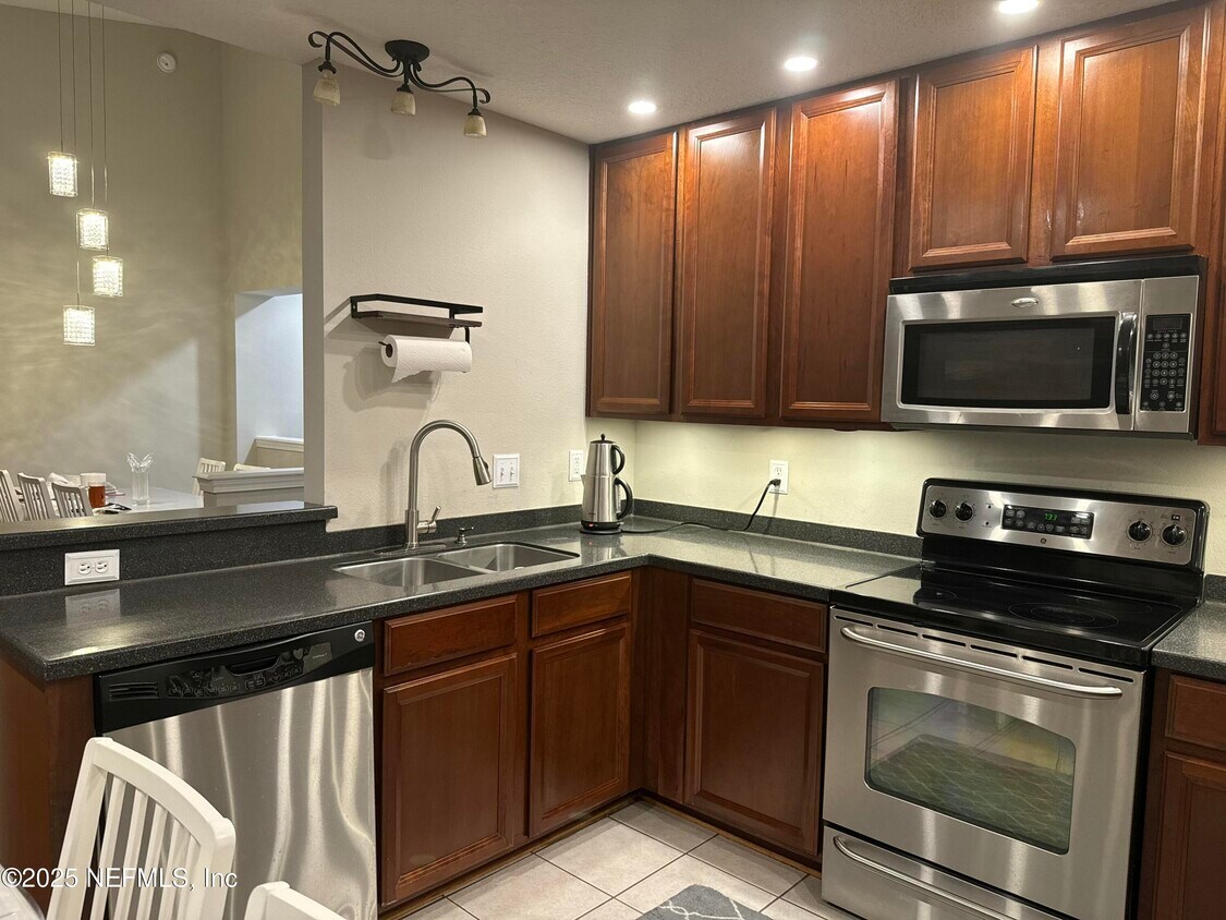 Foto del edificio - 7036 Deer Lodge Cir