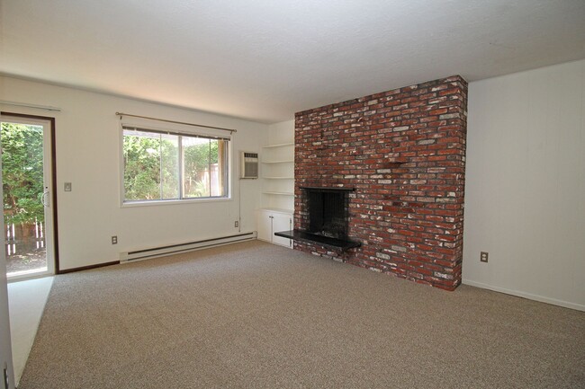 Building Photo - 5603-5617 NE Everett St