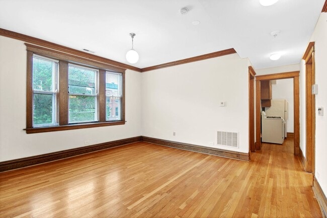 Building Photo - 3600 N Hermitage Ave
