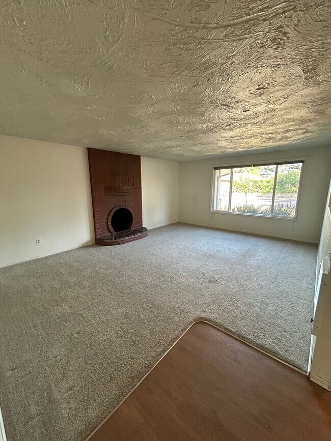 Building Photo - Ranch 3 Bedroom Home in Hearthwood Neighbo...