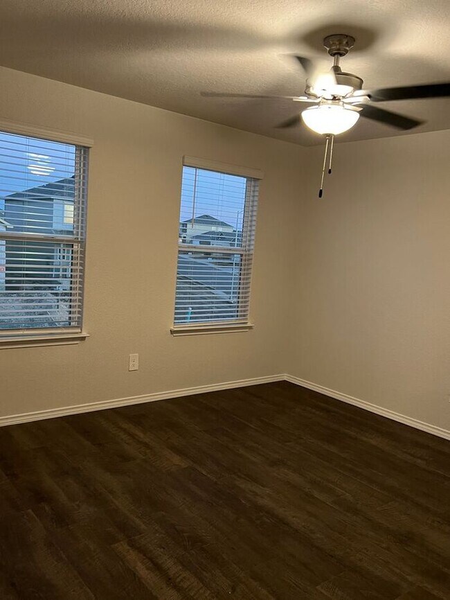 Foto del edificio - *SWEET SUMMERTIME SPECIAL* Three Bedroom |...