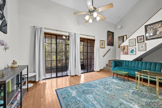 Foto del edificio - this well-maintained townhome features 2 bedrooms and 2 bathrooms