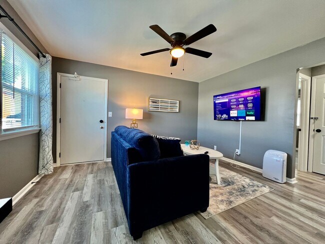 Building Photo - Charming, Stylish remodeled Trenton Apartment