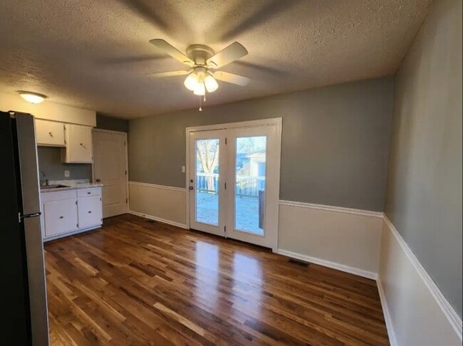 Building Photo - A cozy 3 bedroom, one bathroom house!