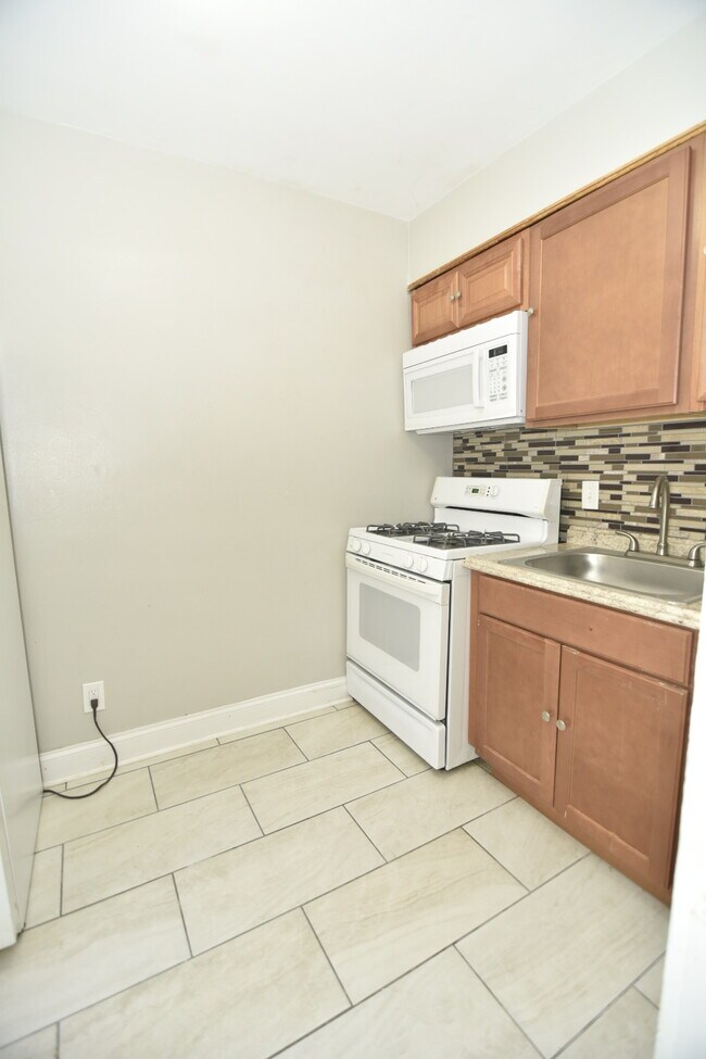 Kitchen 1 - 913 Saint Dunstans Rd