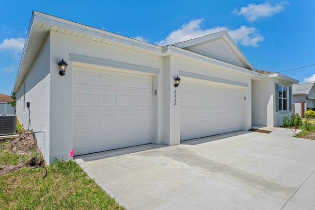 Foto del edificio - Spacious 4BR House in Port Saint Lucie