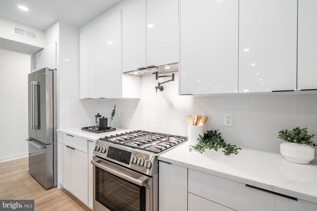 Foto del edificio - 136 Q St NW