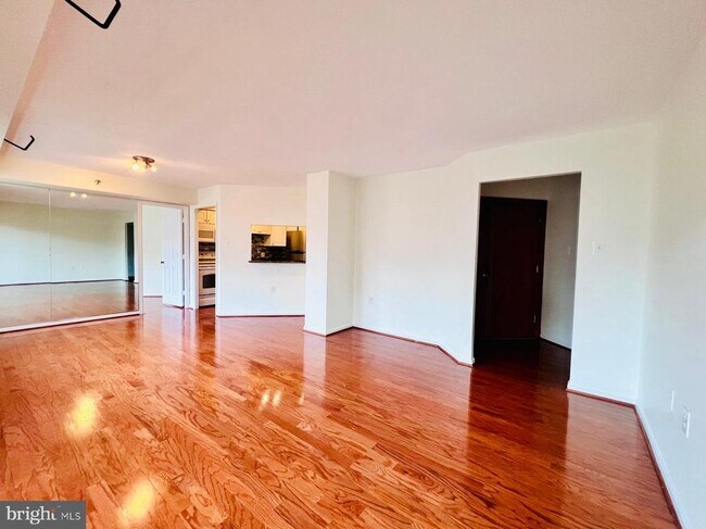 Foto del edificio - 1301 N Courthouse Rd