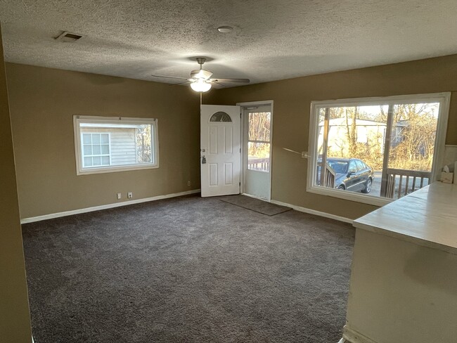 Building Photo - 612 Sun Cir